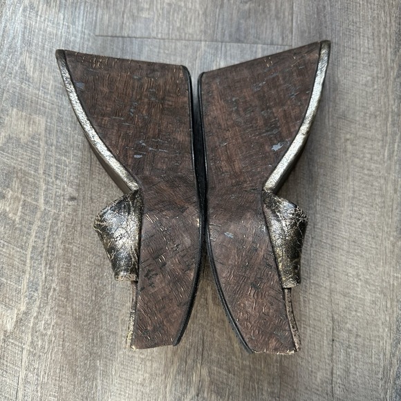 Stuart Weitzman Cadence Wedge Sandals Metallic Leather Cork Platform Sz 7 1 / 2 - Picture 4 of 9